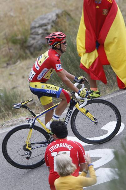 Alberto Contador in azione sulla Farrapona, nella tappa pi dura della Vuelta, supportato dai suoi tifosi. Bettini